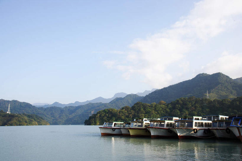 无人,横图,室外,白天,正面,旅游,度假,灌溉,美景,山,山脉,标志建筑,地标,建筑,船,台湾,中国,亚洲,一排,许多,蓄水,阴影,整齐,光线,影子,景观,山峰,云,云朵,建筑群,游艇,山峦,云彩,娱乐,建设,水坝,水库,排列,蓝色,白云,蓝天,天空,阳光,自然,交通工具,群山,天,享受,休闲,发电,景色,放松,晴朗,队列,自然风光,载具,东亚,坝,航运,桃园县,港澳台,中华人民共和国,防洪,供水,水力发电,台湾省,晴空,彩图,桃园,龙潭乡,台