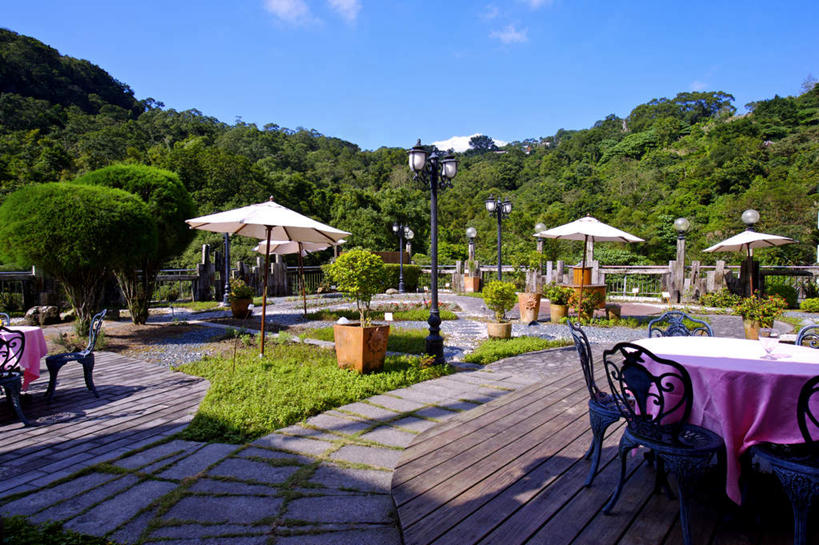 无人,横图,室外,白天,正面,旅游,度假,美景,山,山脉,树林,植物,餐桌,地板,桌子,路灯,椅子,照明,台湾,中国,亚洲,布料,伞,雨伞,遮阳伞,木椅,景观,山峰,云,云朵,灯光,地面,山峦,云彩,布纹,娱乐,阳伞,木地板,灯,桌布,树,树木,蓝色,绿色,白云,蓝天,天空,自然,餐巾,台布,群山,天,享受,休闲,景色,放松,生长,晴朗,成长,餐台,照亮,太阳伞,照明设备,自然风光,东亚,台北,港澳台,中华人民共和国,省会,台北市,台湾省,晴空,彩图,台