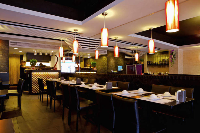 无人,餐厅,横图,室内,白天,正面,植物,餐桌,桌子,餐具,椅子,照明,台湾,中国,亚洲,一排,许多,吊挂,悬挂,阴影,整齐,光线,木制,布料,碟子,盘,盆栽,影子,陶瓷,灯光,盆景,陶瓷制品,挂,布纹,顶灯,灯,桌布,排列,绿色,自然,盘子,餐巾,木制品,容器,灯具,碟,台布,碗,生长,成长,餐台,储藏,照亮,照明设备,储存,队列,东亚,台北,港澳台,中华人民共和国,省会,台北市,台湾省,彩图,餐馆,饭店,饭馆,贮存,台