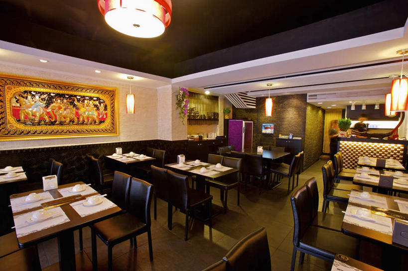 无人,餐厅,横图,室内,白天,正面,餐桌,桌面,桌子,餐具,椅子,照明,台湾,中国,亚洲,一排,许多,阴影,整齐,装饰,光线,木制,布料,碟子,盘,影子,陶瓷,墙,灯光,陶瓷制品,布纹,顶灯,墙壁,墙面,灯,桌布,排列,盘子,餐巾,木制品,容器,灯具,碟,台布,碗,餐台,储藏,华丽,修饰,照亮,点缀,照明设备,储存,队列,挂画,东亚,台北,港澳台,中华人民共和国,省会,衬托,美观,雅致,雅观,台北市,台湾省,装饰画,彩图,餐馆,饭店,饭馆,贮存,台