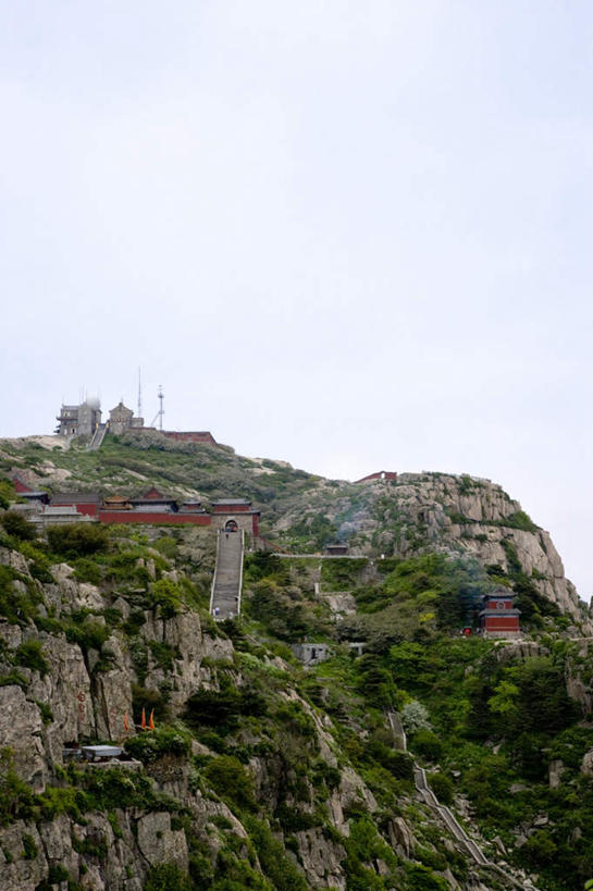 无人,竖图,室外,白天,正面,旅游,度假,石头,美景,森林,山,山脉,树林,植物,泰山,中国,亚洲,阴影,光线,石子,影子,景观,山峰,山峦,娱乐,山东,树,树木,蓝色,绿色,蓝天,天空,阳光,自然,群山,天,享受,休闲,景色,放松,生长,晴朗,成长,自然风光,东亚,山东省,万里无云,中华人民共和国,华东地区,鲁,岱山,岱宗,东岳,中国五岳之首,石块,岩石,晴空,晴空万里,彩图,玉皇顶