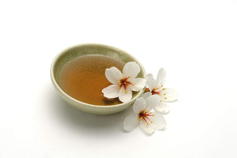 无人,横图,俯视,室内,特写,白天,白色背景,幸福,茶,杯子,三朵,阴影,盛开,反射,影子,茶叶,一杯,花蕾,娱乐,花,花瓣,花朵,鲜花,一个,白色,水杯,花苞,花蕊,享受,休闲,温馨,放松,乐趣,摄影,影棚,单个,提神,舒适,醒脑,茶杯,彩图,高角度拍摄,影棚拍摄,拍摄,心神不宁,情窦初开,油桐花,三平桐,光桐