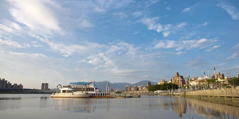 无人,高楼大厦,横图,全景,室外,白天,正面,度假,河流,美景,水,天际线,植物,城市风光,城市,大厦,建筑,轮船,摩天大楼,船,台湾,中国,亚洲,停靠,阴影,波纹,光线,影子,河水,景观,水流,云,云朵,建筑群,涟漪,云彩,娱乐,建设,树,树木,蓝色,绿色,白云,倒影,蓝天,水纹,天空,阳光,自然,交通工具,波浪,天,享受,休闲,景色,放松,生长,晴朗,成长,倒映,停泊,载具,东亚,台北,港澳台,中华人民共和国,省会,水晕,台北市,台湾省,反照,晴空,彩图,大楼,高层建筑,高楼,摩天楼,淡水河,大稻埕码头,台