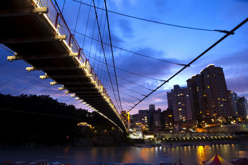 无人,高楼大厦,横图,室外,白天,仰视,旅游,度假,日落,植物,标志建筑,大桥,大厦,地标,建筑,立交桥,路灯,摩天大楼,桥梁,照明,台湾,中国,亚洲,晚霞,霞光,落日,高架,斜拉桥,桥,灯光,娱乐,建设,灯,树,树木,绿色,自然,黄昏,享受,休闲,旅游胜地,彩霞,放松,生长,成长,照亮,照明设备,东亚,台北,碧潭吊桥,港澳台,中华人民共和国,省会,台北市,台湾省,夕照,双溪,新北,新北市,夕阳,彩图,低角度拍摄,大楼,高层建筑,高楼,摩天楼,淡水河,新店溪,斜阳,台