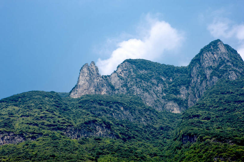 无人,横图,室外,白天,仰视,旅游,度假,石头,美景,森林,山,山脉,树林,植物,长江三峡,重庆,中国,亚洲,阴影,光线,石子,影子,景观,山峰,云,云朵,山峦,云彩,娱乐,树,树木,蓝色,绿色,白云,蓝天,天空,阳光,自然,群山,天,享受,休闲,景色,放松,生长,晴朗,成长,自然风光,东亚,湖北,湖北省,中华人民共和国,西南地区,重庆市,渝,奉节县,巫山县,华中地区,鄂,宜昌,宜昌市,恩施,恩施州,恩施土家族苗族自治州,巴东县,石块,岩石,晴空,彩图,低角度拍摄,白帝城,南津关,神女峰,望霞峰,巫山十二峰,秭归,秭归县