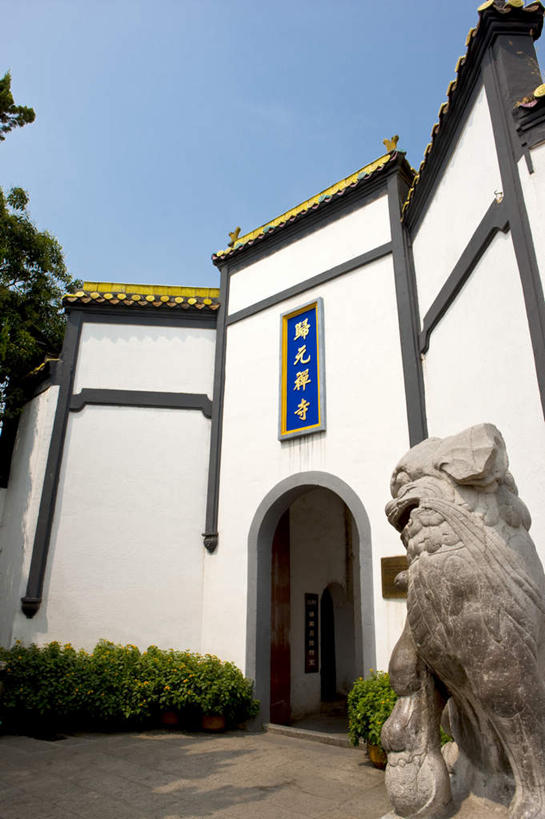 无人,寺庙,竖图,室外,白天,仰视,旅游,度假,名胜古迹,植物,门,标志建筑,地标,建筑,哺乳动物,野生动物,狮子,雕塑,武汉,中国,亚洲,阴影,节日,辟邪,遗迹,艺术,装饰,光线,标志,雕刻,雕像,牌匾,文字,影子,字符,墙,拱门,古迹,文化,文物,娱乐,标识,建设,古建筑,石雕,墙壁,墙面,树,树木,蓝色,绿色,蓝天,天空,阳光,自然,动物,工艺品,门框,庙宇,石狮,天,祈祷,享受,休闲,健康,汉字,旅游胜地,放松,许愿,宗教,佛教,信仰,生长,晴朗,成长,纪念,祈求,美术,中文,主题,凶猛,陈列,古文明,东亚,湖北,湖北省,武汉市,万里无云,归元寺,汉阳,中华人民共和国,省会,功能,美学,驱邪,祛邪,避邪,国文,华文,华中地区,鄂,守护神,释教,残暴,平安,凶残,晴空,晴空万里,彩图,低角度拍摄,庙,寺,归元禅寺,汉阳区