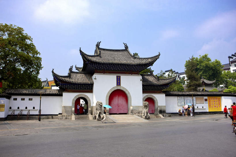 东方人,寺庙,站,横图,室外,白天,正面,旅游,度假,名胜古迹,植物,门,标志建筑,地标,建筑,哺乳动物,野生动物,狮子,雕塑,武汉,中国,亚洲,行人,游客,游人,阴影,服装,节日,辟邪,遗迹,艺术,装饰,光线,雕刻,雕像,瓦片,影子,屋顶,云,云朵,拱门,许多人,云彩,顶棚,瓦,黄种人,古迹,文化,文物,娱乐,建设,古建筑,石雕,路人,旅客,树,树木,衣服,蓝色,绿色,白云,蓝天,天空,阳光,自然,动物,工艺品,门框,庙宇,石狮,天,祈祷,站着,一群人,享受,休闲,健康,旅游胜地,放松,许愿,宗教,建造,服饰,佛教,信仰,生长,晴朗,成长,纪念,祈求,美术,衣着,穿着,主题,凶猛,陈列,古文明,东亚,屋瓦,湖北,湖北省,武汉市,归元寺,汉阳,中华人民共和国,省会,功能,美学,驱邪,祛邪,避邪,华中地区,鄂,守护神,衣饰,释教,过客,残暴,平安,凶残,男人,男性,年轻男性,年轻女性,女人,女性,亚洲人,晴空,站立,彩图,全身,庙,寺,归元禅寺,汉阳区