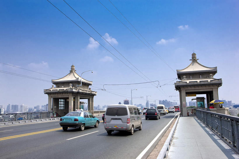 无人,横图,室外,白天,仰视,旅游,度假,标志建筑,大桥,道路,地标,建筑,立交桥,路,路灯,桥梁,公路,汽车,照明,武汉,中国,亚洲,阴影,光线,影子,云,云朵,高架,斜拉桥,桥,灯光,分界线,停车线,交通,云彩,娱乐,建设,车,灯,蓝色,白云,蓝天,天空,阳光,交通工具,轿车,天,享受,休闲,旅游胜地,放松,晴朗,车行道,车行道分界线,照亮,照明设备,载具,标线,东亚,车行线,湖北,湖北省,武昌区,武汉市,武昌,武汉长江大桥,汉阳,中华人民共和国,省会,华中地区,鄂,晴空,马路,彩图,低角度拍摄,龟山,汉阳区,黄鹄山,蛇山
