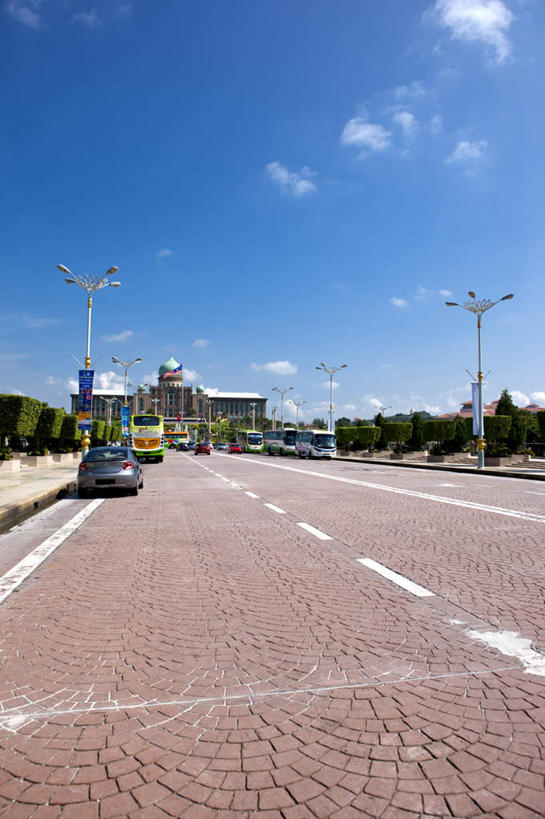 无人,家,竖图,室外,白天,正面,旅游,度假,植物,标志建筑,道路,地标,建筑,路,路灯,公路,照明,马来西亚,亚洲,阴影,环保,光线,影子,房屋,屋子,云,云朵,公寓,灯光,分界线,防护,停车线,交通,首都,云彩,娱乐,建设,洋房,楼房,住宅,灯,树,树木,蓝色,绿色,白云,蓝天,天空,阳光,自然,天,享受,休闲,旅游胜地,放松,东南亚,生长,晴朗,成长,车行道,车行道分界线,照亮,照明设备,美好,美妙,标线,间隔,车行线,布城,美观,雅观,马来西亚联邦,绿篱,生篱,树篱,植篱,晴空,马路,彩图,房子,太子城