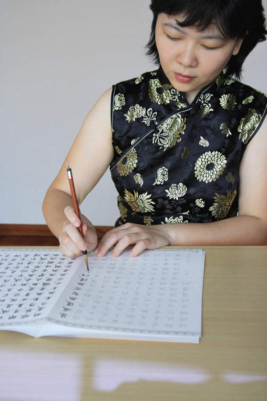 仅一个女性,仅一个人,许多,握,写字,旗袍,艺术,笔,毛笔,书法,砚台