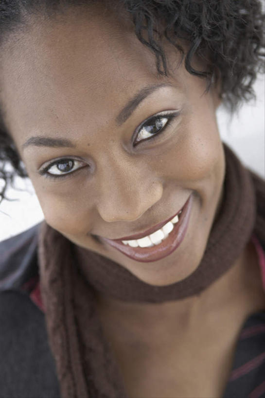 西方人,脸,头,脸颊,一个人,站,笑,微笑,露齿笑,竖图,室内,特写,白天,正面,欧洲,非洲,黑人,欧洲人,仅一个年轻女性,仅一个女性,仅一个人,灰色背景,服装,装饰,注视,休闲装,肩膀,衣服,黑色,围巾,观察,看,站着,休闲,温暖,休闲服,摄影,服饰,影棚,围脖,观看,保暖,华丽,点缀,察看,御寒,关注,衬托,美观,雅致,雅观,年轻女性,女人,女性,非洲人,头部,卷发,脸部,脸蛋,面部,站立,半身,彩图,影棚拍摄,拍摄,发,短发