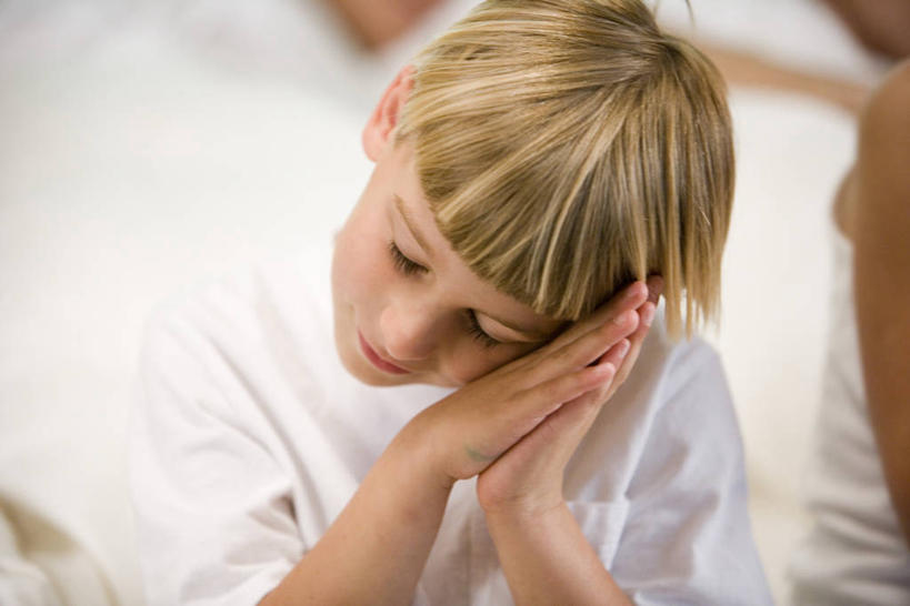 西方人,儿童,头发,一个人,闭眼,笑,微笑,横图,室内,白天,正面,纯洁,欧洲,欧洲人,仅一个男性,仅一个人,做梦,阴影,服装,朦胧,模糊,反射,影子,休闲装,小孩,衣服,白色,仅一个小孩,休闲,休闲服,金色,可爱,童年,童趣,服饰,童真,烂漫,无邪,天真,男孩,男人,男性,白种人,孩子,直发,闭眼睛,闭着眼,闭着眼睛,半身,彩图,短发,男生