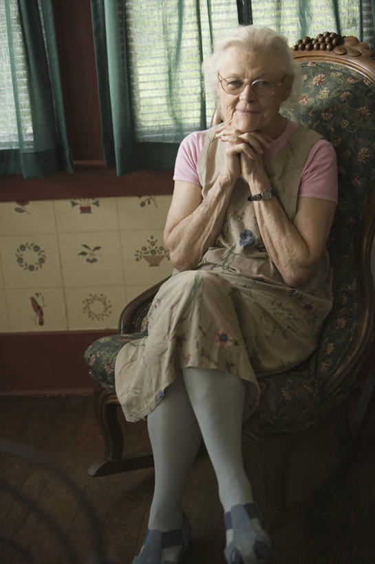 西方人,一个人,客厅,坐,双手交叉,竖图,室内,白天,正面,壁纸,窗户,窗帘,沙发,欧洲,欧洲人,仅一个女性,仅一个人,服装,节日,装饰,眼镜,二郎腿,注视,休闲装,文化,玻璃窗,装饰品,衣服,帘子,饰品,手链,首饰,观察,看,祈祷,休闲,健康,休闲服,遮阳,许愿,宗教,服饰,手镯,仅一个老年女性,信仰,观看,纪念,老花镜,华丽,修饰,祈求,点缀,察看,起居室,关注,镯子,布艺沙发,衬托,美观,雅致,雅观,客堂,远视眼镜,平安,老年女性,女人,女性,白种人,墙纸,十字手,坐着,半身,彩图