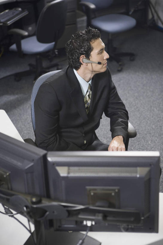 西方人,一个人,商务人士,商务男性,办公室,坐,笑,微笑,竖图,俯视,室内,白天,衬衫,通讯,客服,电脑,显示器,鼠标,键盘,家具,桌子,椅子,欧洲,欧洲人,仅一个男性,仅一个人,套装,网络,信息,办公桌,领带,话务员,注视,输入设备,通讯设备,仅一个年轻男性,耳机,耳麦,话筒,会议椅,观察,看,台式电脑,服务,通信,观看,协调,办公椅,察看,麦克风,头戴式耳麦,象征,庄重,关注,销售,通信设备,商务装,身份,工薪阶层,输出设备,客服人员,电话销售,办公家具,正式,地位,商务椅,培训椅,接待员,客户服务,男人,男性,年轻男性,白种人,白领,接线员,上班族,坐着,半身,彩图,高角度拍摄,衬衣,头戴式耳机