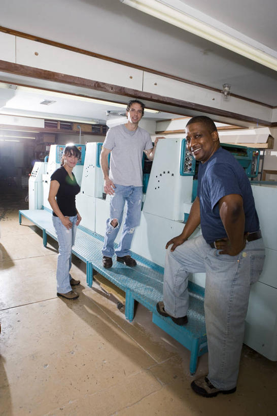 西方人,三个人,同事,站,笑,微笑,露齿笑,竖图,室内,白天,正面,鞋,成功,合作,团队,集体,信心,机器,天花板,鞋子,欧洲,非洲,黑人,欧洲人,阴影,服装,裤子,印刷,反射,瓷砖,地砖,影子,皮革,地面,扭头,注视,牛仔裤,休闲装,设备,踩,手叉腰,队伍,衣服,白色,踩着,叉腰,观察,看,站着,转头,休闲,休闲服,机械,搭,服饰,观看,察看,领导,双手插袋,成就,搭着,关注,手插袋,合伙,领袖,印刷机,双手抄兜,双手放兜,单手叉腰,男人,男性,女人,女性,中年男性,中年女性,白种人,非洲人,插兜,两手抄兜,两手放兜,手插兜,手放口袋,站立,彩图,全身,皮鞋,印刷设备,手抄兜