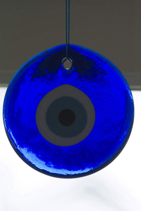 无人,竖图,室内,特写,白天,正面,静物,项链,吊挂,悬挂,节日,朦胧,模糊,墙,挂,文化,墙壁,墙面,装饰品,蓝色,白色,饰品,首饰,祈祷,健康,许愿,宗教,信仰,纪念,祈求,宝石,平安,彩图