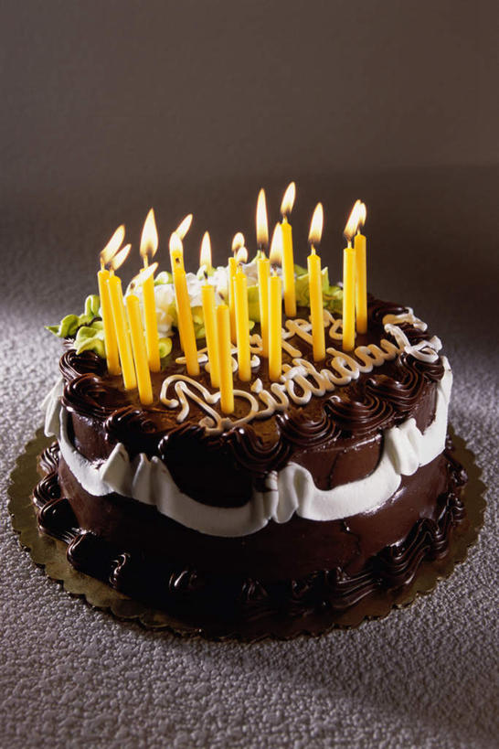 点心,无人,竖图,俯视,室内,特写,白天,蜡烛,阴影,灰色背景,反射,光线,火焰,影子,烛光,食品,燃烧,文化,食物,糕点,一个,黄色,生日蛋糕,点燃,祈祷,许愿,摄影,影棚,单个,纪念,祈求,平安,彩图,高角度拍摄,影棚拍摄,拍摄,蛋糕