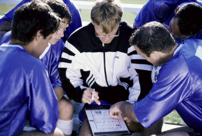 西方人,运动员,坐,说,横图,室外,白天,正面,运动服,锻炼,讨论,成功,运动,合作,团队,集体,信心,竞争,足球,欧洲,欧洲人,弯腰,握,服装,笔,材料,档案,文件,眼镜,纸,办公用品,足球装备,许多人,速度,拿,足球运动员,拿着,注视,运动器械,队伍,水笔,文具,衣服,蓝色,白色,黑色,手稿,学习用品,资料,观察,看,一群人,教练,健身器械,力量,平衡,握着,服饰,观看,协调,文具用品,证明,察看,书写,衣着,成就,穿着,关注,文档,健身器材,灵敏,合伙,近视眼镜,柔韧,弯身,蹴鞠,耐力,衣饰,交流,体育,足球运动,男人,男性,年轻男性,中年男性,白种人,体育运动员,运动选手,沟通,讲话,交谈,商讨,说话,谈话,坐着,半身,彩图,健身,运动器材,运动装