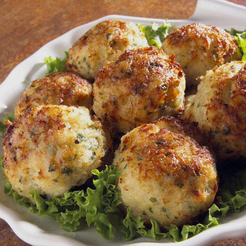 蟹,无人,横图,俯视,室内,特写,白天,烹饪,中餐,餐桌,桌子,蔬菜,餐具,阴影,新鲜,装饰,反射,木制,螃蟹,碟子,盘,影子,生菜,莴苣,料理,食品,蟹肉,饼,菜肴,美食,食物,盘子,木制品,碟,中式,佳肴,有机食品,绿色食品,餐台,华丽,修饰,点缀,衬托,美观,雅致,雅观,春菜,鹅仔菜,莴仔菜,千金菜,叶用莴苣,彩图,高角度拍摄,蟹饼