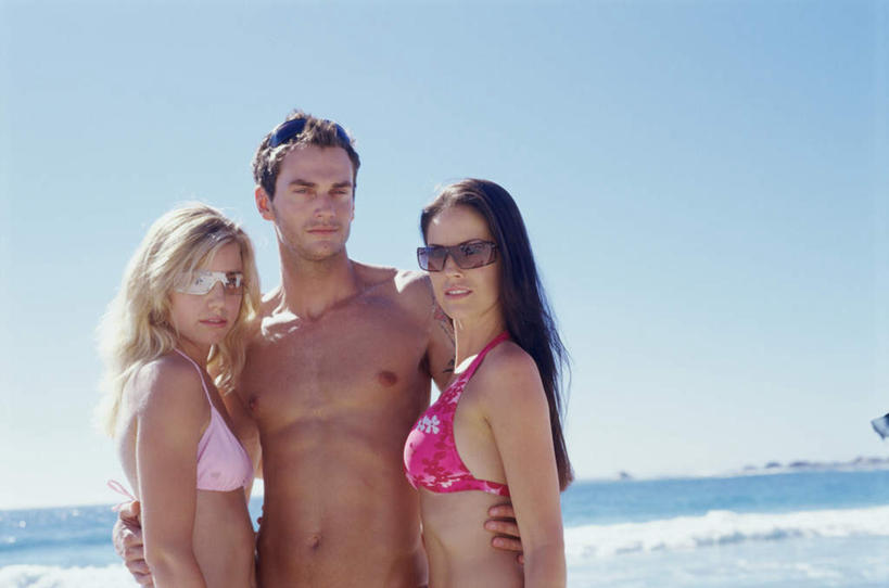 西方人,三个人,伙伴,朋友,站,笑,微笑,露齿笑,横图,室外,白天,正面,泳装,比基尼,友谊,欧洲,欧洲人,阴影,光线,墨镜,眼镜,影子,注视,裸露,蓝色,蓝天,天空,阳光,太阳镜,太阳眼镜,天,观察,看,站着,遮阳镜,晴朗,观看,察看,关注,裸,万里无云,两副,友情,男人,男性,年轻男性,年轻女性,女人,女性,白种人,晴空,晴空万里,站立,半身,彩图,三点式,泳衣