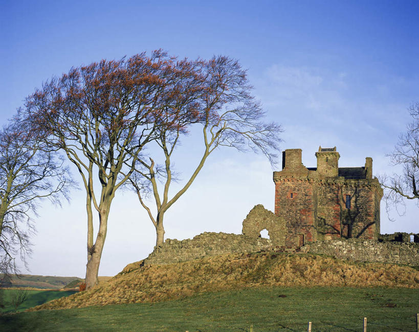 无人,横图,室外,白天,仰视,旅游,度假,草地,草坪,名胜古迹,植物,标志建筑,地标,建筑,英国,欧洲,阴影,遗迹,光线,影子,堡垒,城堡,云,云朵,云彩,古迹,文物,娱乐,建设,古建筑,苏格兰,草,树,树木,蓝色,绿色,白云,蓝天,天空,阳光,自然,天,享受,休闲,旅游胜地,放松,生长,晴朗,成长,西欧,要塞,大不列颠,古文明,大不列颠及北爱尔兰联合王国,大不列颠联合王国,日不落英帝国,苏格兰王国,设防,珀斯.金罗斯,晴空,彩图,低角度拍摄