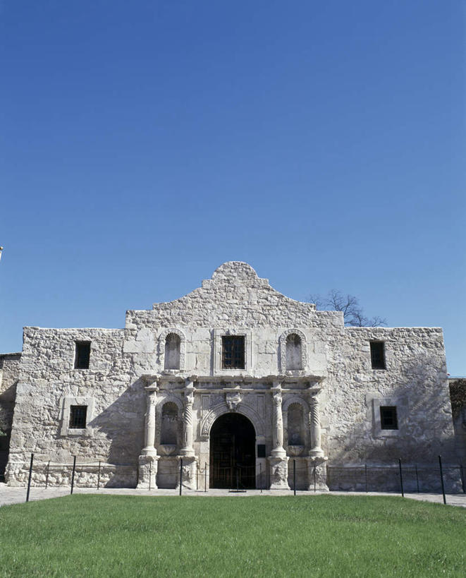 无人,博物馆,教堂,竖图,室外,白天,正面,旅游,度假,草地,草坪,名胜古迹,植物,标志建筑,城市,地标,建筑,美国,阴影,节日,研究,遗迹,光线,影子,教育,古迹,文化,文物,娱乐,建设,古建筑,草,蓝色,绿色,蓝天,天空,阳光,天,祈祷,享受,休闲,健康,旅游胜地,放松,许愿,宗教,信仰,晴朗,纪念,展览,祈求,北美,北美洲,基督教,天主教,欣赏,德克萨斯州,美洲,陈列,信念,古文明,阿拉莫,德克萨斯,圣安东尼奥,万里无云,得州,德州,得克萨斯州,孤星之州,北亚美利加洲,亚美利加洲,圣安东尼,圣安东尼奥市,典藏,平安,晴空,晴空万里,彩图,大教堂,礼拜堂