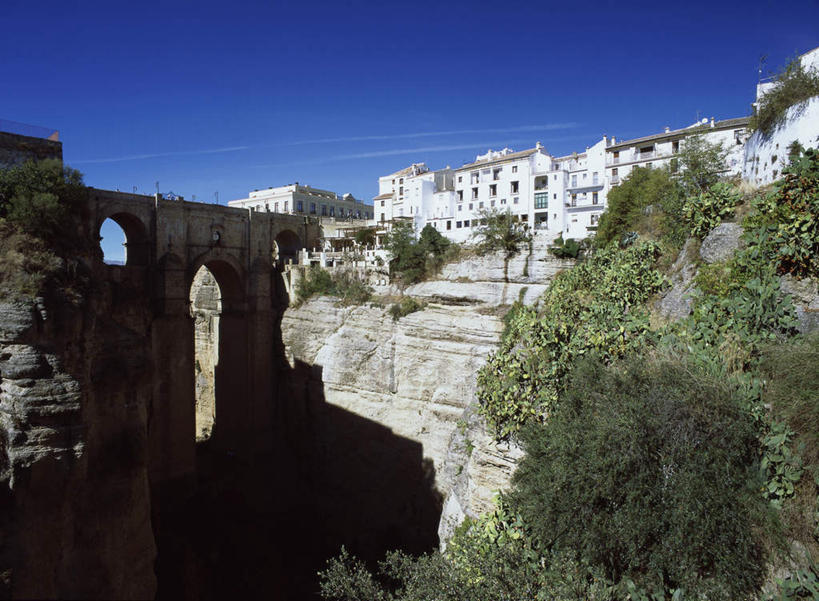 无人,家,横图,室外,白天,正面,旅游,度假,石头,植物,标志建筑,地标,建筑,西班牙,欧洲,阴影,光线,石子,影子,房屋,屋子,悬崖,公寓,桥,娱乐,建设,石桥,洋房,楼房,安达卢西亚,拱桥,住宅,栈桥,树,树木,蓝色,绿色,蓝天,天空,阳光,自然,天,享受,休闲,旅游胜地,放松,拱形,生长,晴朗,成长,人行桥,石拱桥,南欧,安达鲁西亚,隆达,万里无云,西班牙王国,绝壁,安达卢西亚自治区,石块,晴空,晴空万里,彩图,房子