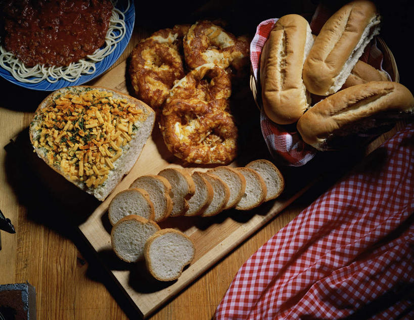 点心,面包,面食,面条,意大利面,无人,交叉,横图,俯视,室内,特写,白天,西餐,餐桌,桌子,竹子,餐具,许多,阴影,竹制,编织,反射,布料,碟子,篮子,盘,影子,面,料理,食品,面点,案板,很多,布纹,砧板,桌布,食物,糕点,盘子,餐巾,竹篮,碟,台布,饼干,零食,西式,餐台,竹条,交织,竹制品,穿插,椒盐卷饼,彩图,高角度拍摄