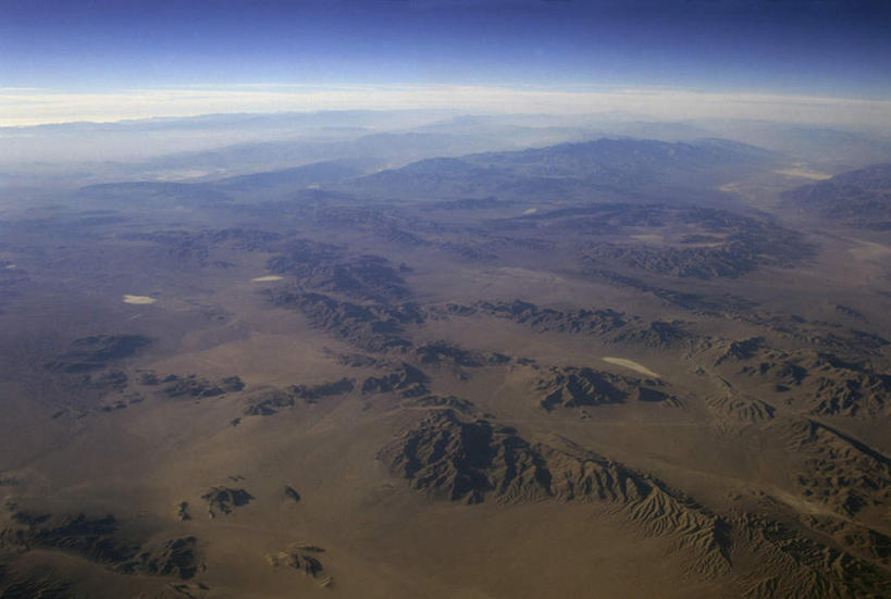 无人,横图,俯视,航拍,室外,白天,旅游,度假,石头,美景,沙漠,美国,阴影,光线,石子,影子,地平线,景观,云,云朵,辽阔,地面,云彩,娱乐,蓝色,白云,蓝天,天空,阳光,自然,天,享受,休闲,广阔,景色,放松,晴朗,一望无际,亚利桑那,北美,北美洲,犹他州,鸟瞰,自然风光,延伸,美洲,亚利桑那州,内华达州,加州,加利福尼亚州,大峡谷之州,金州,黄金州,天地相交,北亚美利加洲,亚美利加洲,犹他,蜂窝之州,蜂房州,内华达,北美艾灌木丛州,产银之州,银山州,银之州,无边无际,一马平川,莫哈维沙漠,莫哈韦沙漠,大漠,砂漠,石块,岩石,晴空,彩图,高角度拍摄