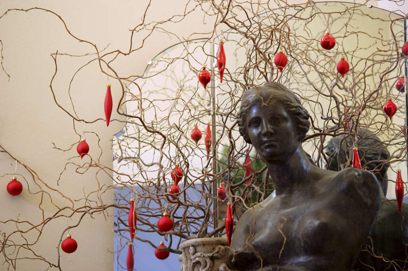 西方人,一个人,无人,横图,室内,白天,正面,植物,雕塑,欧洲,圣诞节,欧洲人,仅一个女性,仅一个人,吊挂,悬挂,节日,庆祝,艺术,装饰,雕刻,雕像,挂饰,圣诞树,圣诞球,挂,文化,球,树,树木,红色,绿色,自然,工艺品,仅一个中年女性,庆典,球体,生长,成长,纪念,华丽,修饰,美术,点缀,主题,陈列,一尊,功能,美学,衬托,美观,雅致,雅观,女人,女性,中年女性,白种人,半身,彩图