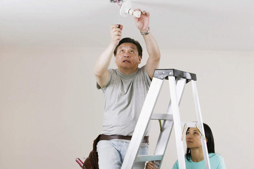 东方人,两个人,站,举,攀登,横图,室内,白天,仰视,爱情,节能,金属制品,照明,亚洲,连接,握,组合,服装,环保,金属,灯泡,工具,螺旋,梯子,阶梯,墙,屋顶,浪漫,拿,顶棚,拿着,注视,休闲装,黄种人,墙壁,墙面,灯,节能灯,衣服,白色,灯具,观察,看,托,站着,休闲,温暖,温馨,休闲服,爬,恩爱,握着,恋人,服饰,能源,观看,上升,螺丝刀,起子,链接,照亮,五金,和睦,察看,紧固,关注,拼接,拼凑,低碳,照明工具,人字梯,拼合,凑集,聚合,撮合,链结,牢固,荧光灯,改锥,登高,螺旋管节能灯,男人,男性,年轻女性,女人,女性,中年男性,亚洲人,情侣,举起,举手,举着,攀爬,向上举,向上伸,向上托,站立,半身,彩图,低角度拍摄,螺旋形,伴侣,融洽