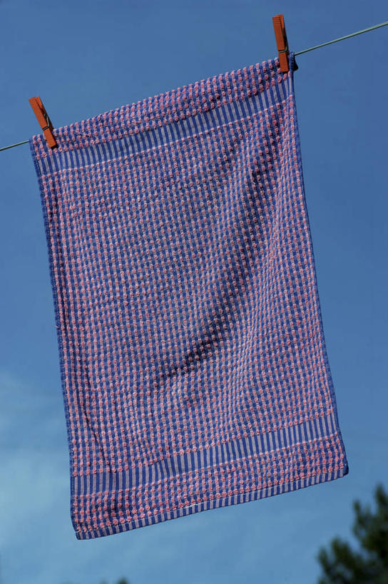 无人,竖图,室外,特写,白天,仰视,静物,吊挂,悬挂,阴影,光线,木制,纺织物,影子,挂,蓝色,紫色,蓝天,天空,阳光,夹子,晾衣绳,木制品,绳子,毛巾,天,清洁,晴朗,保暖,衣夹,透气,防水,万里无云,储水,耐磨,吸水,晴空,晴空万里,彩图,低角度拍摄