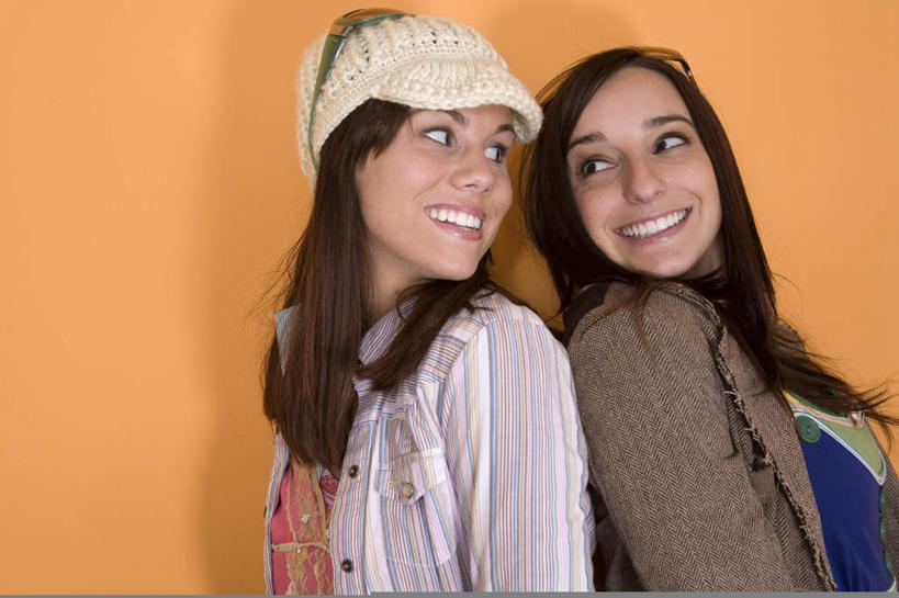 西方人,两个人,伙伴,朋友,站,笑,微笑,露齿笑,横图,室内,白天,正面,友谊,安全,帽子,欧洲,欧洲人,一副,橙色背景,阴影,服装,反射,墨镜,眼镜,影子,依靠,注视,休闲装,相视,衣服,太阳镜,太阳眼镜,观察,看,靠,靠着,倚靠,站着,背靠背,休闲,面对面,休闲服,遮阳镜,背对背,摄影,服饰,影棚,观看,对视,察看,互视,关注,相对,相看,一顶,棉帽,信任,友情,年轻女性,女人,女性,白种人,站立,半身,彩图,影棚拍摄,拍摄