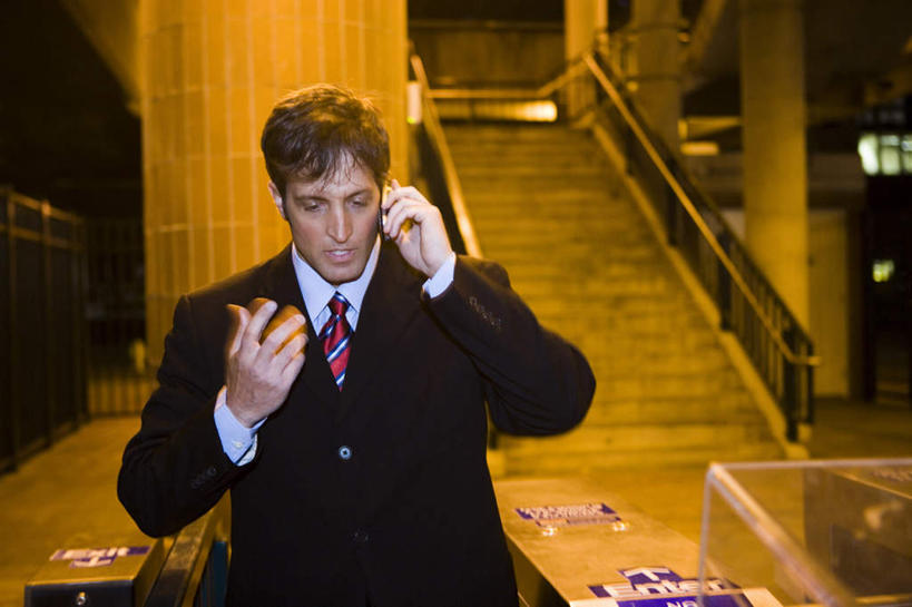 海鲜,西方人,一个人,商务人士,商务男性,栏杆,站,说,横图,室外,夜晚,正面,衬衫,讨论,楼梯,路灯,照明,欧洲,欧洲人,仅一个男性,仅一个人,仅一个中年男性,握,阴影,套装,光线,鱼,扶手,影子,阶梯,灯光,领带,拿,拿着,注视,水产,鱼类,护栏,海洋生物,台阶,灯,观察,看,站着,握着,观看,照亮,察看,象征,庄重,照明设备,关注,水生动物,海产品,商务装,身份,水生物,工薪阶层,海底动物,一部,正式,地位,枢机主教鱼,交流,男人,男性,中年男性,白种人,白领,上班族,沟通,讲话,交谈,商讨,说话,谈话,站立,半身,彩图,衬衣