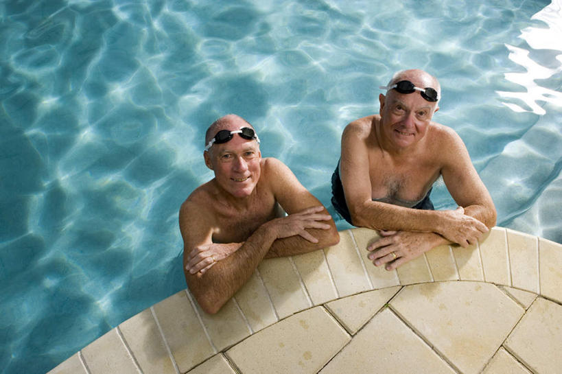 西方人,两个人,伙伴,朋友,游泳池,笑,双手交叉,微笑,露齿笑,横图,俯视,室外,白天,友谊,水,欧洲,欧洲人,阴影,泳裤,光线,眼镜,影子,泳镜,水池,水面,地面,注视,泳池,裸露,黑色,阳光,游泳眼镜,观察,看,搭,观看,察看,双手抱胸,搭着,关注,裸,两副,友情,老年男性,男人,男性,白种人,抬头,仰头,半身,彩图,高角度拍摄