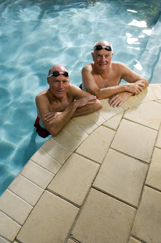 西方人,两个人,伙伴,朋友,游泳池,笑,双手交叉,微笑,露齿笑,竖图,俯视,室外,白天,友谊,水,欧洲,欧洲人,阴影,泳裤,光线,眼镜,影子,泳镜,水池,水面,地面,注视,泳池,裸露,黑色,阳光,游泳眼镜,观察,看,搭,观看,察看,双手抱胸,搭着,关注,裸,两副,友情,老年男性,男人,男性,白种人,抬头,仰头,半身,彩图,高角度拍摄