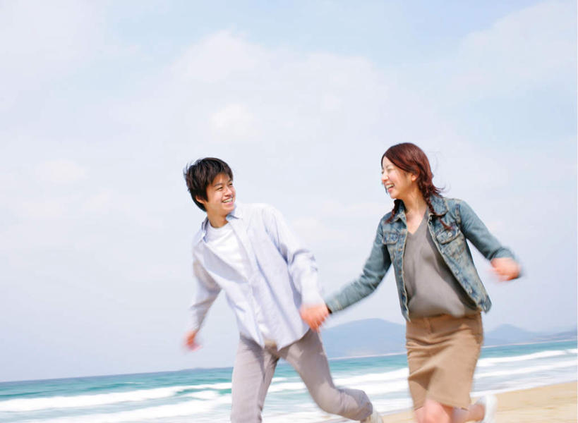 东方人,两个人,握手,笑,说,微笑,露齿笑,横图,室外,白天,正面,爱情,讨论,海浪,海洋,亚洲,阴影,服装,光线,影子,浪花,云,云朵,浪漫,云彩,注视,休闲装,黄种人,牛仔服,衣服,蓝色,白云,蓝天,天空,阳光,海水,天,奔跑,观察,看,休闲,温暖,温馨,休闲服,恩爱,恋人,服饰,晴朗,观看,和睦,察看,关注,海景,交流,男人,男性,年轻男性,年轻女性,女人,女性,亚洲人,情侣,大海,风浪,海,海水的波动,近岸浪,涌浪,晴空,搀手,沟通,讲话,交谈,拉手,商讨,手搀手,手拉手,手牵手,手握手,说话,谈话,半身,彩图,伴侣,融洽