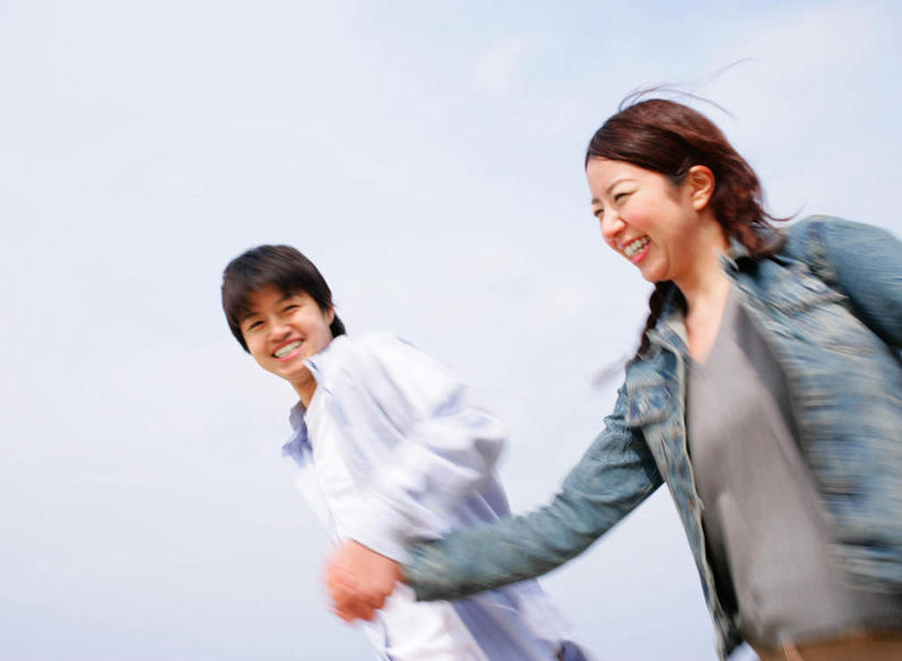 东方人,两个人,握手,笑,说,微笑,露齿笑,横图,室外,白天,正面,爱情,讨论,亚洲,阴影,服装,光线,影子,云,云朵,浪漫,云彩,注视,休闲装,黄种人,牛仔服,衣服,蓝色,白云,蓝天,天空,阳光,天,奔跑,观察,看,休闲,温暖,温馨,休闲服,恩爱,恋人,服饰,晴朗,观看,和睦,察看,关注,交流,男人,男性,年轻男性,年轻女性,女人,女性,亚洲人,情侣,晴空,搀手,沟通,讲话,交谈,拉手,商讨,手搀手,手拉手,手牵手,手握手,说话,谈话,半身,彩图,伴侣,融洽