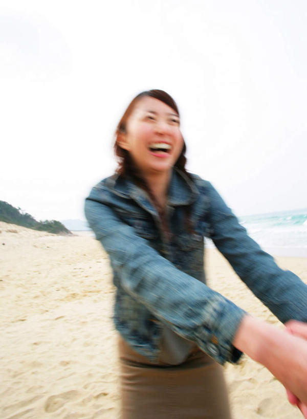 东方人,一个人,站,笑,微笑,露齿笑,竖图,室外,白天,正面,沙滩,亚洲,仅一个年轻女性,仅一个女性,仅一个人,伸展,阴影,服装,光线,沙子,影子,海岸,云,云朵,沙地,云彩,注视,休闲装,黄种人,牛仔服,衣服,蓝色,白云,蓝天,天空,阳光,天,观察,看,站着,休闲,休闲服,服饰,晴朗,观看,察看,伸出,关注,年轻女性,女人,女性,亚洲人,海滩,晴空,站立,半身,彩图