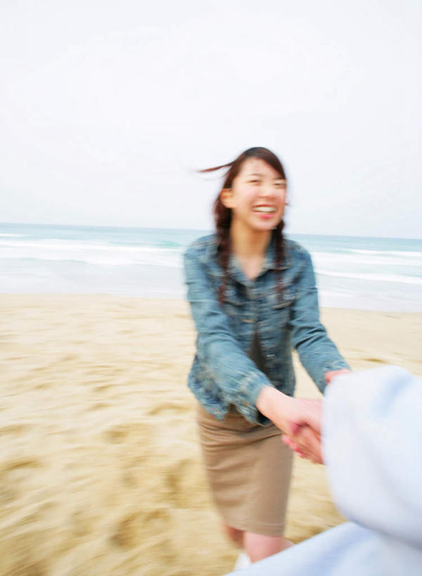 东方人,两个人,站,握手,笑,微笑,露齿笑,竖图,室外,白天,正面,爱情,沙滩,亚洲,阴影,服装,光线,沙子,影子,海岸,云,云朵,沙地,浪漫,云彩,注视,休闲装,黄种人,牛仔服,衣服,蓝色,白云,蓝天,天空,阳光,天,观察,看,站着,休闲,温暖,温馨,休闲服,恩爱,恋人,服饰,晴朗,观看,和睦,察看,关注,男人,男性,年轻男性,年轻女性,女人,女性,亚洲人,情侣,海滩,晴空,搀手,拉手,手搀手,手拉手,手牵手,手握手,站立,半身,彩图,伴侣,融洽