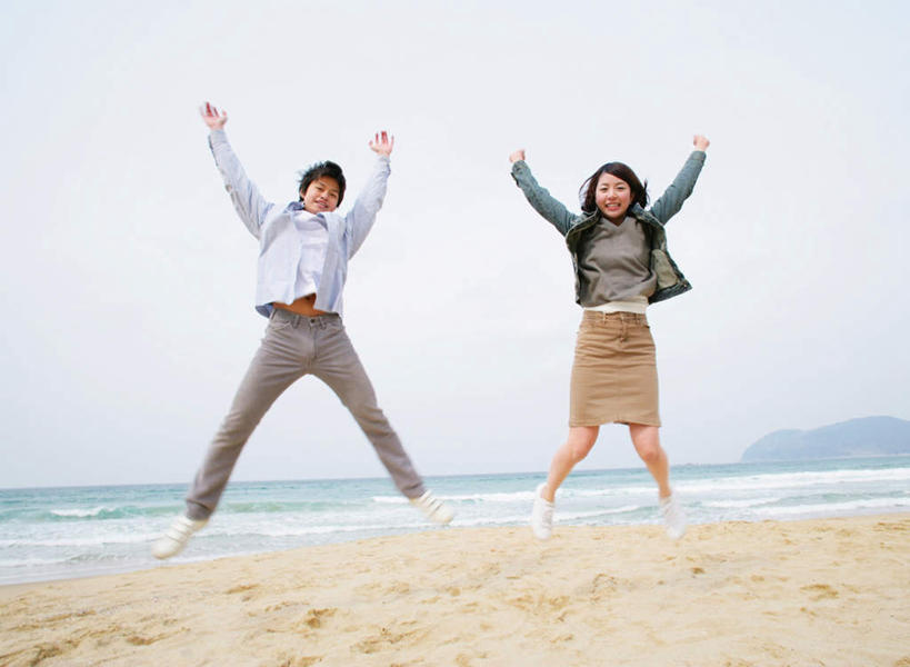 东方人,两个人,跳,伸展双臂,笑,微笑,露齿笑,横图,室外,白天,正面,爱情,沙滩,亚洲,阴影,服装,光线,沙子,影子,海岸,云,云朵,沙地,浪漫,云彩,休闲装,黄种人,牛仔服,衣服,蓝色,白云,蓝天,天空,阳光,天,休闲,温暖,温馨,休闲服,恩爱,恋人,服饰,晴朗,和睦,男人,男性,年轻男性,年轻女性,女人,女性,亚洲人,情侣,海滩,晴空,敞开双臂,伸开双臂,跳跃,展开双肩,张开手臂,张开双臂,彩图,全身,伴侣,融洽