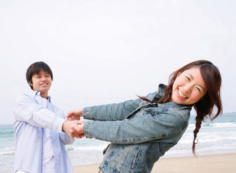 东方人,两个人,站,握手,笑,微笑,露齿笑,横图,室外,白天,正面,爱情,沙滩,亚洲,阴影,服装,光线,沙子,影子,海岸,云,云朵,沙地,浪漫,云彩,注视,休闲装,黄种人,牛仔服,衣服,蓝色,白云,蓝天,天空,阳光,天,观察,看,站着,休闲,温暖,温馨,休闲服,恩爱,恋人,服饰,晴朗,观看,和睦,察看,关注,男人,男性,年轻男性,年轻女性,女人,女性,亚洲人,情侣,海滩,晴空,搀手,拉手,手搀手,手拉手,手牵手,手握手,站立,半身,彩图,伴侣,融洽