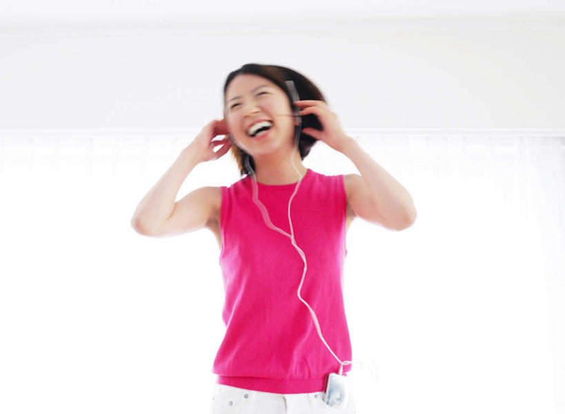 东方人,一个人,站,笑,微笑,露齿笑,横图,室内,白天,正面,陶醉,快乐,满意,幸福,窗帘,亚洲,仅一个年轻女性,仅一个女性,仅一个人,阴影,服装,朦胧,模糊,装饰,反射,影子,墙,音响,音乐,听,音乐播放器,注视,休闲装,黄种人,娱乐,墙壁,墙面,衣服,粉色,白色,帘子,耳机,扶,观察,看,站着,享受,休闲,休闲服,遮阳,放松,服饰,观看,华丽,修饰,点缀,察看,舒适,享乐,扶着,关注,MP4播放器,衬托,美观,雅致,雅观,年轻女性,女人,女性,亚洲人,站立,半身,彩图,播放器,沉醉