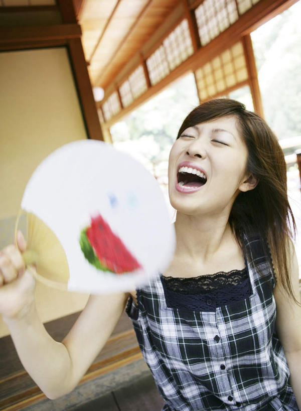 东方人,一个人,家,坐,闭眼,笑,微笑,露齿笑,竖图,室内,白天,正面,裙子,地板,门,亚洲,仅一个年轻女性,仅一个女性,仅一个人,拉门,握,连衣裙,朦胧,模糊,方格,格子,扇子,房屋,屋子,地面,清凉,拿,拿着,黄种人,凉爽,文化,移门,楼房,木地板,住宅,握着,障子,纸门,拉窗,纸拉窗,纸拉门,年轻女性,女人,女性,亚洲人,闭眼睛,闭着眼,闭着眼睛,坐着,半身,彩图,房子,和风扇,和风扇子,凉扇,传统文化