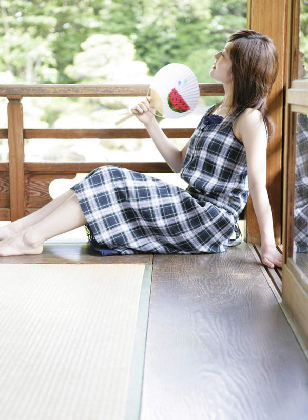 东方人,一个人,栏杆,坐,笑,微笑,竖图,室内,白天,侧面,裙子,树林,植物,亚洲,仅一个年轻女性,仅一个女性,仅一个人,握,连衣裙,朦胧,模糊,扶手,扇子,清凉,拿,拿着,注视,黄种人,光脚,凉爽,文化,护栏,树,树木,绿色,自然,观察,看,赤脚,握着,生长,成长,观看,察看,关注,年轻女性,女人,女性,亚洲人,抬头,仰头,坐着,半身,彩图,和风扇,和风扇子,凉扇,传统文化