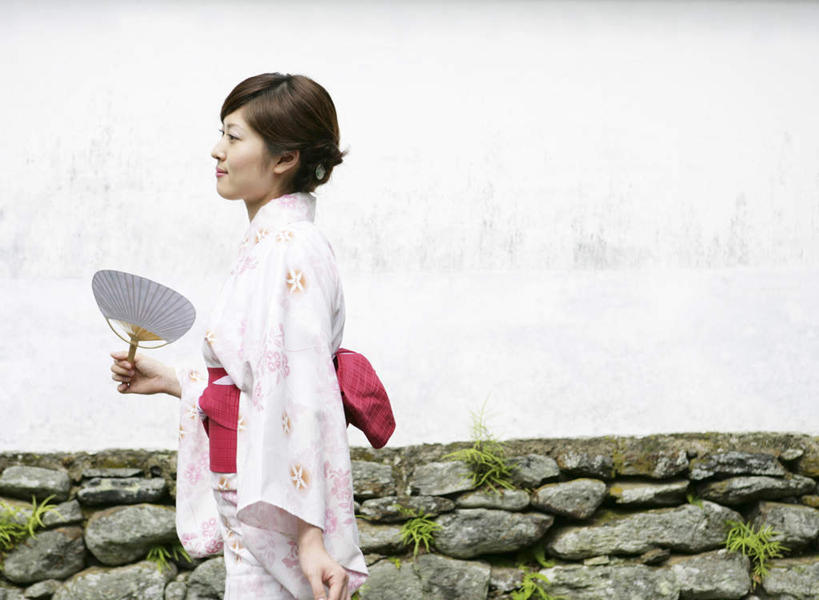 东方人,一个人,走,横图,室外,白天,侧面,民族服装,石头,亚洲,仅一个年轻女性,仅一个女性,仅一个人,握,和服,朦胧,模糊,扇子,石子,墙,清凉,拿,拿着,注视,黄种人,凉爽,文化,墙壁,墙面,观察,看,握着,服饰,观看,察看,关注,吴服,唐草,唐花,唐锦,年轻女性,女人,女性,亚洲人,石块,岩石,步行,散步,走路,半身,彩图,传统服装,民俗服,和风扇,和风扇子,凉扇,传统文化