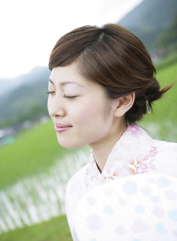 东方人,一个人,站,闭眼,笑,微笑,竖图,室外,白天,侧面,民族服装,草地,草坪,植物,亚洲,仅一个年轻女性,仅一个女性,仅一个人,和服,朦胧,模糊,扇子,清凉,黄种人,凉爽,文化,草,树,树木,绿色,天空,自然,天,站着,服饰,生长,晴朗,成长,吴服,万里无云,唐草,唐花,唐锦,年轻女性,女人,女性,亚洲人,晴空,晴空万里,闭眼睛,闭着眼,闭着眼睛,站立,半身,彩图,传统服装,民俗服,和风扇,和风扇子,凉扇,传统文化