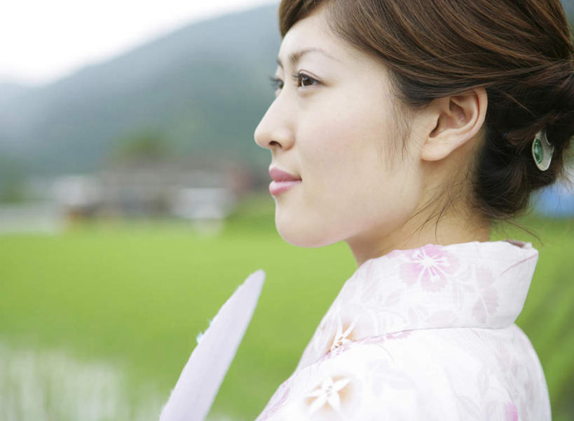 东方人,一个人,站,笑,微笑,横图,室外,白天,侧面,民族服装,草地,草坪,植物,亚洲,仅一个年轻女性,仅一个女性,仅一个人,和服,朦胧,模糊,扇子,清凉,注视,黄种人,凉爽,文化,草,树,树木,绿色,天空,自然,天,观察,看,站着,服饰,生长,晴朗,成长,观看,察看,关注,吴服,万里无云,唐草,唐花,唐锦,年轻女性,女人,女性,亚洲人,晴空,晴空万里,站立,半身,彩图,传统服装,民俗服,和风扇,和风扇子,凉扇,传统文化