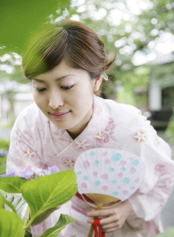 东方人,一个人,站,闭眼,笑,微笑,竖图,室外,白天,正面,民族服装,植物,亚洲,仅一个年轻女性,仅一个女性,仅一个人,握,和服,朦胧,模糊,扇子,清凉,拿,拿着,黄种人,凉爽,文化,闻,树,树木,绿色,自然,站着,握着,服饰,生长,成长,嗅,吴服,唐草,唐花,唐锦,年轻女性,女人,女性,亚洲人,闭眼睛,闭着眼,闭着眼睛,站立,半身,彩图,传统服装,民俗服,和风扇,和风扇子,凉扇,传统文化