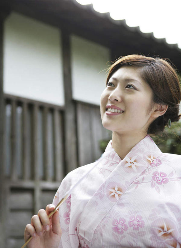 东方人,一个人,家,站,笑,微笑,露齿笑,竖图,室外,白天,正面,民族服装,亚洲,仅一个年轻女性,仅一个女性,仅一个人,握,和服,朦胧,模糊,扇子,房屋,屋子,公寓,清凉,拿,拿着,注视,黄种人,凉爽,文化,洋房,楼房,住宅,观察,看,站着,握着,服饰,观看,察看,关注,吴服,唐草,唐花,唐锦,年轻女性,女人,女性,亚洲人,站立,半身,彩图,传统服装,民俗服,房子,和风扇,和风扇子,凉扇,传统文化